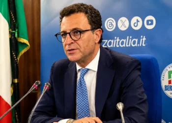 Nino Minardo durante una conferenza stampa mentre commenta il miglioramento dell'outlook della Regione Siciliana.