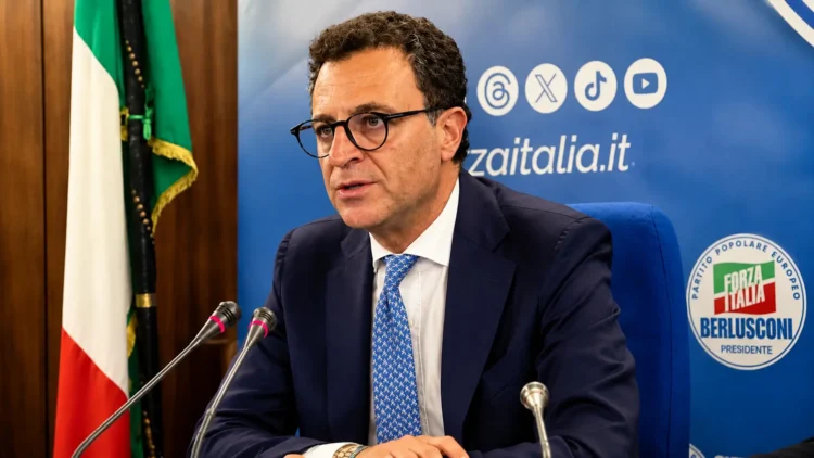 Nino Minardo durante una conferenza stampa mentre commenta il miglioramento dell'outlook della Regione Siciliana.