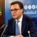 Nino Minardo durante una conferenza stampa mentre commenta il miglioramento dell'outlook della Regione Siciliana.