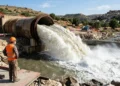 Condotta idrica con forte flusso d'acqua durante lavori su un'infrastruttura del sistema idrico siciliano