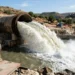Condotta idrica con forte flusso d'acqua durante lavori su un'infrastruttura del sistema idrico siciliano