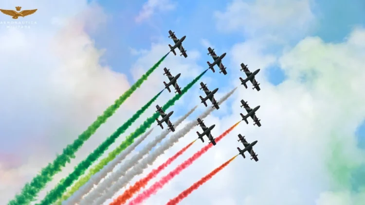 Formazione delle Frecce Tricolori durante un'esibizione con scie verde, bianca e rossa nel cielo
