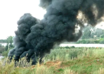 Colonna di fumo nero proveniente da un rogo di rifiuti agricoli nell’area delle serre della fascia trasformata ragusana