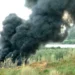 Colonna di fumo nero proveniente da un rogo di rifiuti agricoli nell’area delle serre della fascia trasformata ragusana