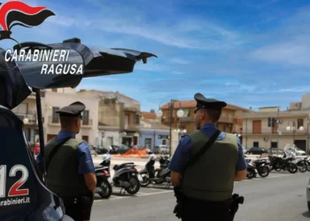 Carabinieri in servizio di controllo a Vittoria accanto a un veicolo dell'Arma durante attività sul territorio.