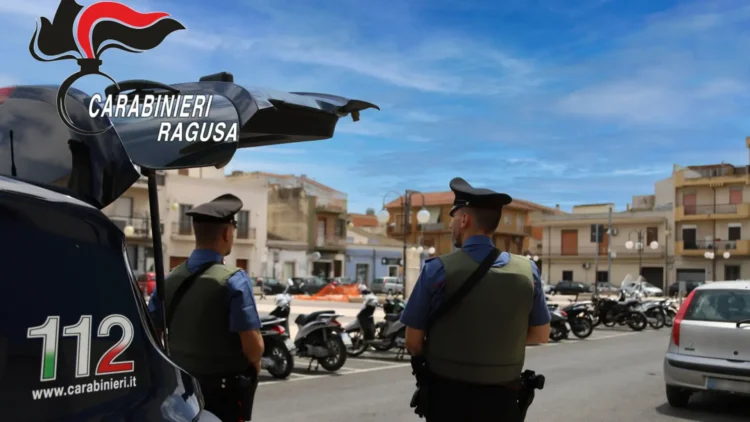 Carabinieri in servizio di controllo a Vittoria accanto a un veicolo dell'Arma durante attività sul territorio.