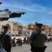 Carabinieri in servizio di controllo a Vittoria accanto a un veicolo dell'Arma durante attività sul territorio.