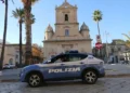 Auto della Polizia di Stato in piazza a Vittoria durante attività di controllo e indagine sul territorio