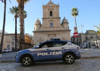 Auto della Polizia di Stato in piazza a Vittoria durante attività di controllo e indagine sul territorio
