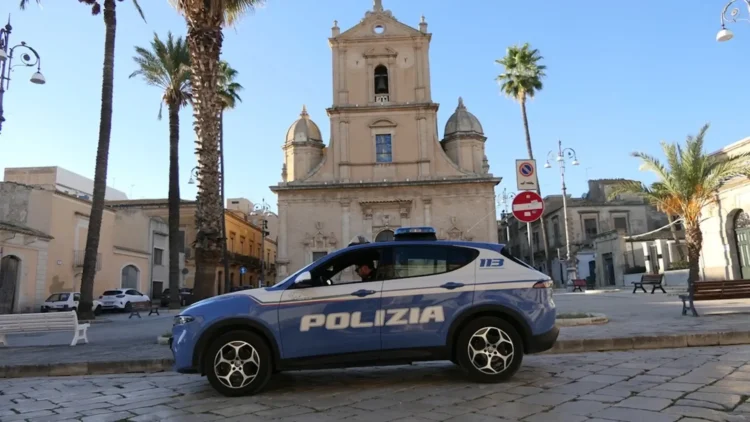 Auto della Polizia di Stato in piazza a Vittoria durante attività di controllo e indagine sul territorio