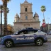 Auto della Polizia di Stato in piazza a Vittoria durante attività di controllo e indagine sul territorio
