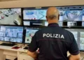 Agente della Polizia di Stato davanti ai monitor di videosorveglianza utilizzati nelle indagini sul furto avvenuto all'aeroporto di Catania.