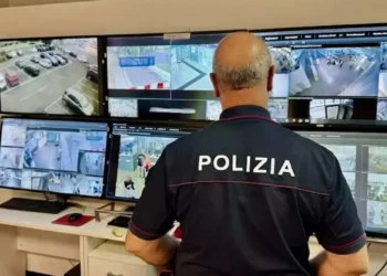 Agente della Polizia di Stato davanti ai monitor di videosorveglianza utilizzati nelle indagini sul furto avvenuto all'aeroporto di Catania.