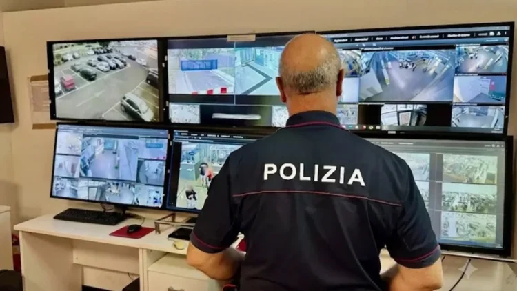 Agente della Polizia di Stato davanti ai monitor di videosorveglianza utilizzati nelle indagini sul furto avvenuto all'aeroporto di Catania.