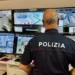 Agente della Polizia di Stato davanti ai monitor di videosorveglianza utilizzati nelle indagini sul furto avvenuto all'aeroporto di Catania.