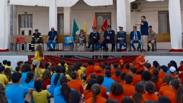 Bambini del Grest Salesiano di Ragusa partecipano all'incontro con istituzioni e forze dell'ordine durante la Piazza della Legalità.