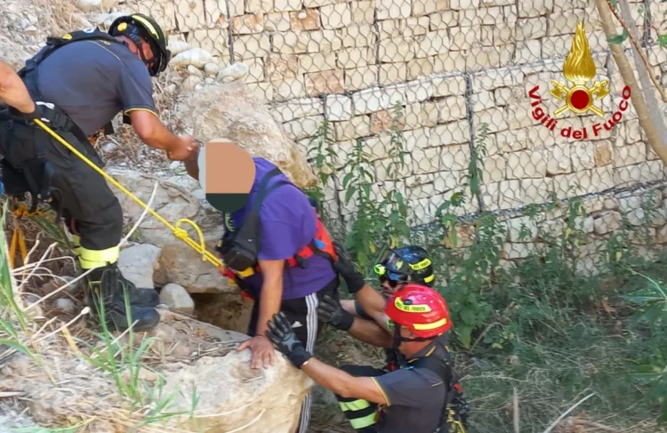 Scicli, giovane resta bloccato in un dirupo: salvato da vigili del fuoco e carabinieri
