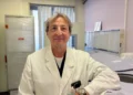 Medico della Breast Unit dell’ASP di Ragusa accanto a una strumentazione diagnostica per la cura del tumore al seno.