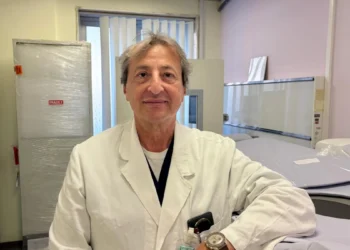 Medico della Breast Unit dell’ASP di Ragusa accanto a una strumentazione diagnostica per la cura del tumore al seno.