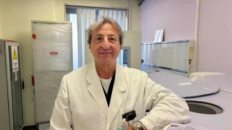 Medico della Breast Unit dell’ASP di Ragusa accanto a una strumentazione diagnostica per la cura del tumore al seno.