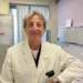 Medico della Breast Unit dell’ASP di Ragusa accanto a una strumentazione diagnostica per la cura del tumore al seno.