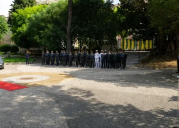 Cerimonia della Guardia di Finanza a Ragusa durante il 252° anniversario del Corpo con i militari schierati