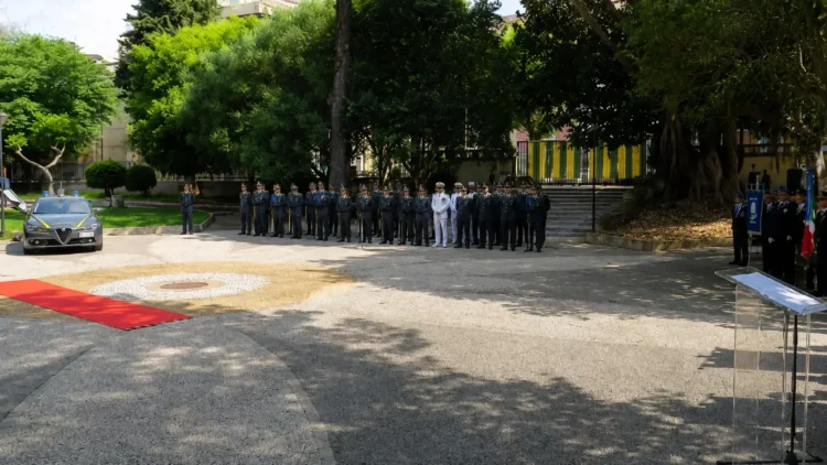 Cerimonia della Guardia di Finanza a Ragusa durante il 252° anniversario del Corpo con i militari schierati