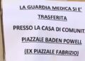 Cartello che informa del trasferimento della guardia medica presso la Casa di Comunità di piazzale Baden Powell a Modica