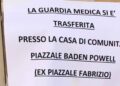 Avviso affisso all’ingresso che informa del trasferimento della guardia medica alla Casa di Comunità