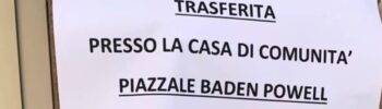 Avviso affisso all’ingresso che informa del trasferimento della guardia medica alla Casa di Comunità