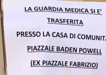 Avviso affisso all’ingresso che informa del trasferimento della guardia medica alla Casa di Comunità