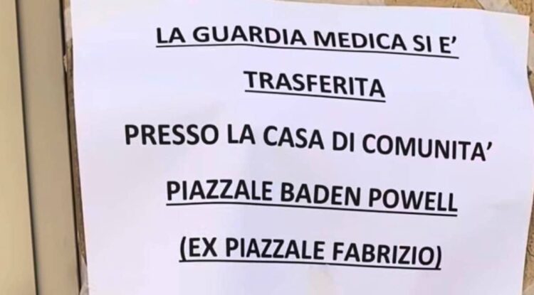 Avviso affisso all’ingresso che informa del trasferimento della guardia medica alla Casa di Comunità