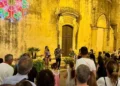 Pubblico assiste a un'esibizione musicale serale durante Ibla in Festa nel centro storico di Ragusa Ibla