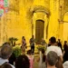 Pubblico assiste a un'esibizione musicale serale durante Ibla in Festa nel centro storico di Ragusa Ibla