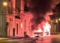 Incendio auto ad Acate in corso Indipendenza: coinvolte due vetture, indagini dei carabinieri sull’ipotesi di rogo doloso