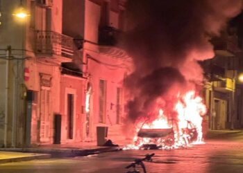 Incendio auto ad Acate in corso Indipendenza: coinvolte due vetture, indagini dei carabinieri sull’ipotesi di rogo doloso