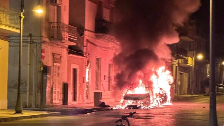 Incendio auto ad Acate in corso Indipendenza: coinvolte due vetture, indagini dei carabinieri sull’ipotesi di rogo doloso