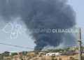 Colonna di fumo nero provocata dall'incendio nel vivaio CartiaPlant in contrada Santa Rosalia a Scicli