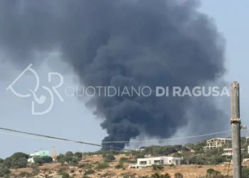 Colonna di fumo nero provocata dall'incendio nel vivaio CartiaPlant in contrada Santa Rosalia a Scicli