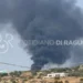 Colonna di fumo nero provocata dall'incendio nel vivaio CartiaPlant in contrada Santa Rosalia a Scicli