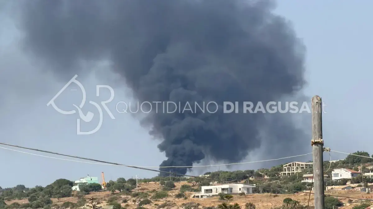 Incendio in un vivaio a Scicli, alta colonna di fumo visibile a distanza