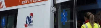 Ambulanza del 118 Sicilia durante un intervento di emergenza dopo un incidente stradale nel Ragusano