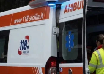 Ambulanza del 118 Sicilia durante un intervento di emergenza dopo un incidente stradale nel Ragusano