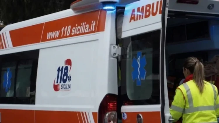 Ambulanza del 118 Sicilia durante un intervento di emergenza dopo un incidente stradale nel Ragusano
