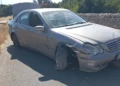 Mercedes incidentata sulla SP 60 tra Santa Croce Camerina e Ragusa con evidenti danni alla parte anteriore dopo lo schianto contro un muretto