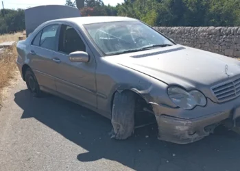 Mercedes incidentata sulla SP 60 tra Santa Croce Camerina e Ragusa con evidenti danni alla parte anteriore dopo lo schianto contro un muretto