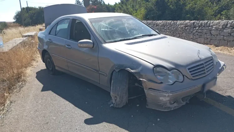 Mercedes incidentata sulla SP 60 tra Santa Croce Camerina e Ragusa con evidenti danni alla parte anteriore dopo lo schianto contro un muretto