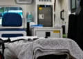 Interno di un'ambulanza con barella durante un intervento di soccorso dopo un incidente stradale