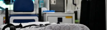 Interno di un'ambulanza con barella durante un intervento di soccorso dopo un incidente stradale
