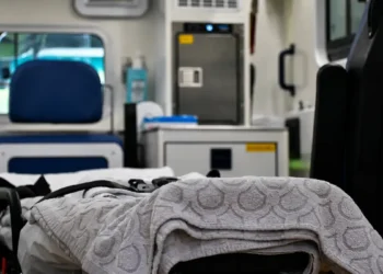 Interno di un'ambulanza con barella durante un intervento di soccorso dopo un incidente stradale